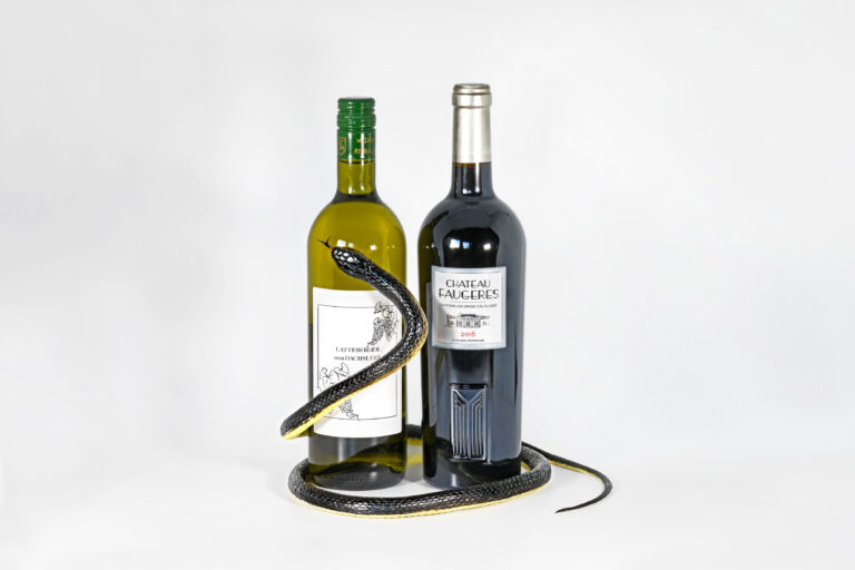 Wein Schlange mit Zunge